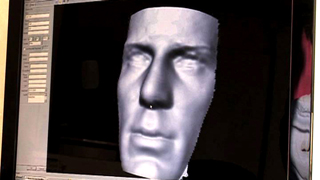 Le visage comme passe-partout